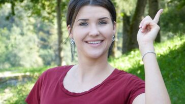 woman, portrait, smile, idea, pretty, beauty, think, outdoors, plan, future, brainstorming, throughts, optimism, positive, optimism, optimism, optimism, optimism, optimism