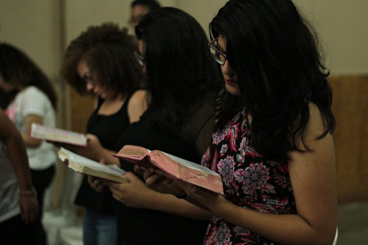 3 women reading book