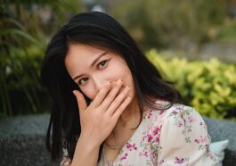 a person with the hand on the face