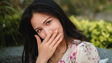 a person with the hand on the face