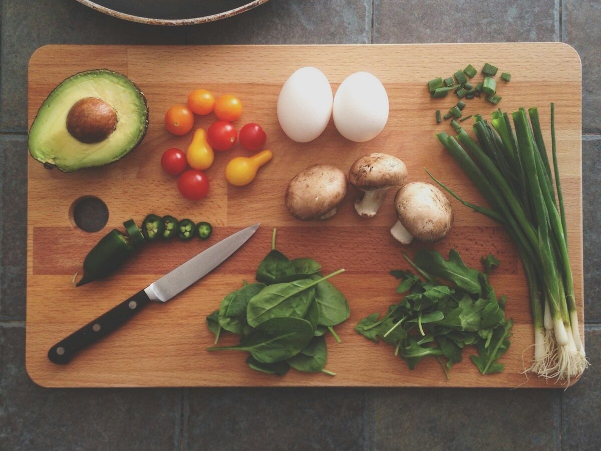 avocado, tomatoes, eggs, mushrooms, spring onions, and leaves