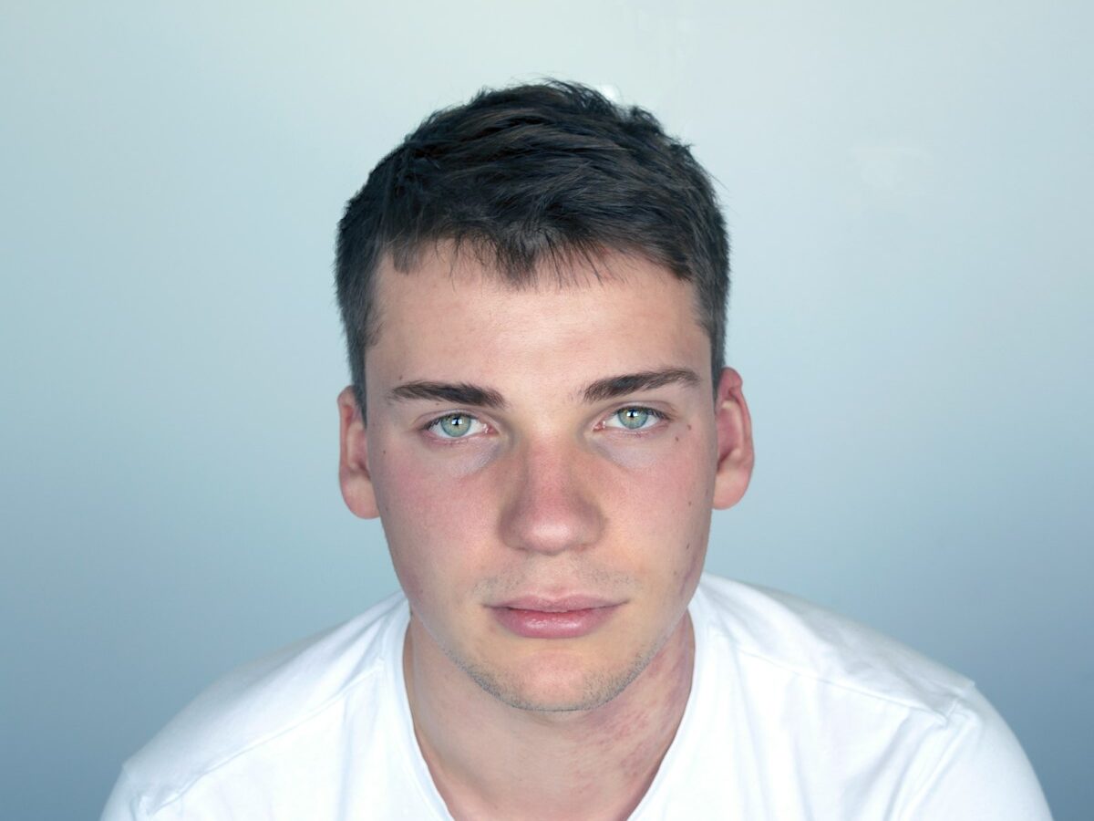 man in white crew neck t-shirt