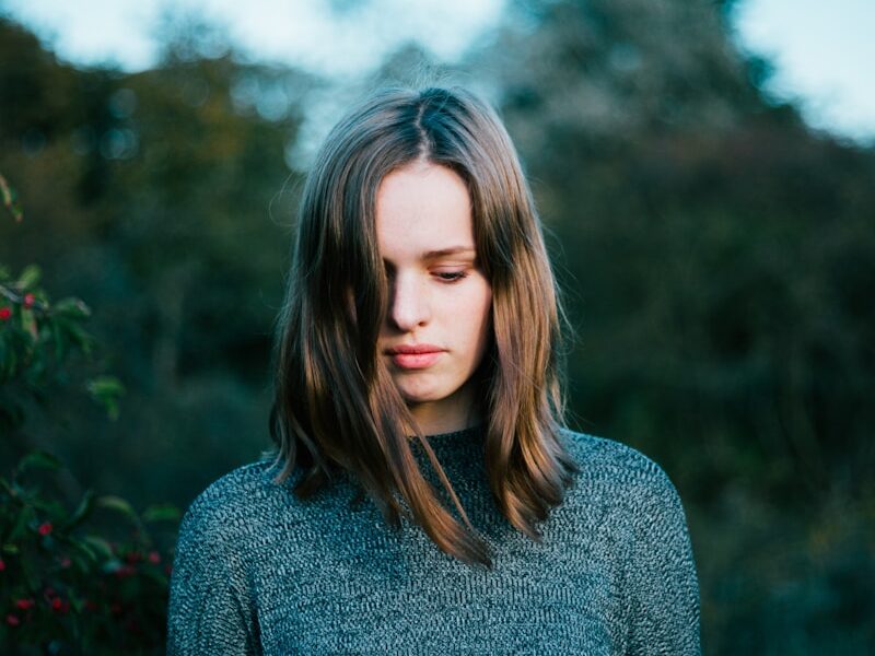 woman wearing gray knitted sweater