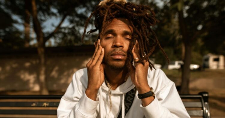 How To Spot Someone Who Has No Real Friends Nearby