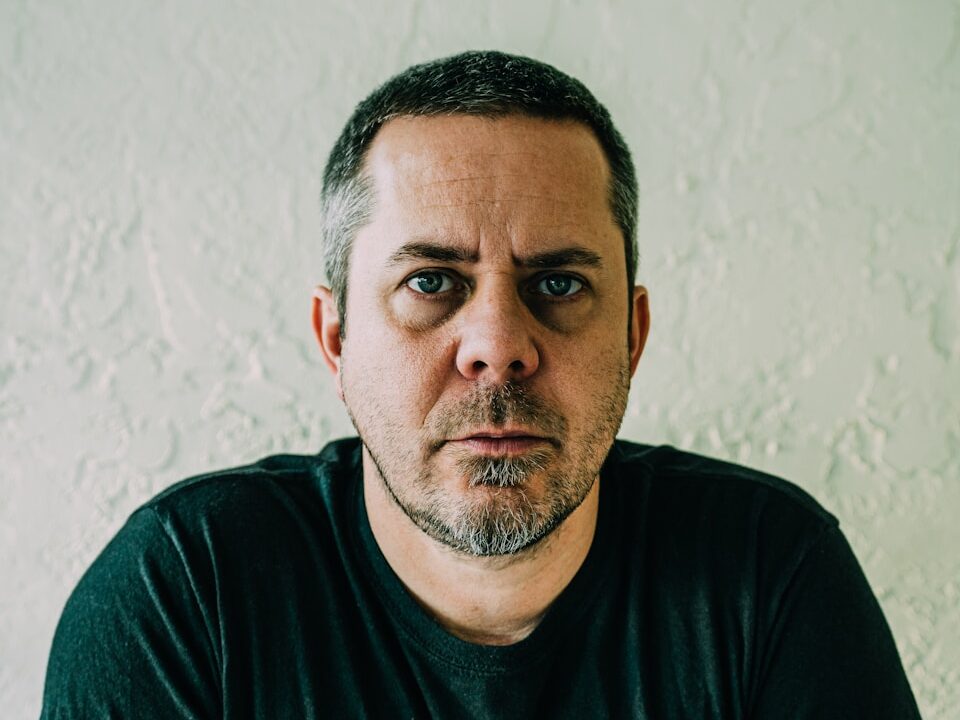 man in black crew neck t-shirt