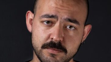 man in black crew neck shirt