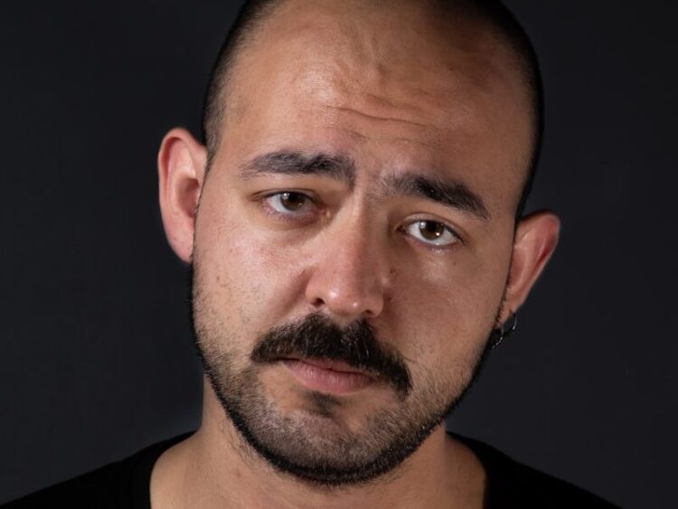 man in black crew neck shirt