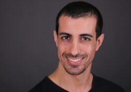 man in black crew neck shirt