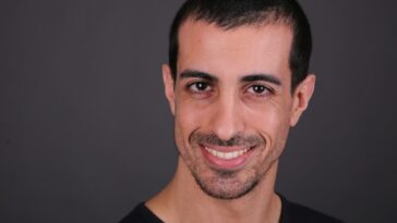 man in black crew neck shirt